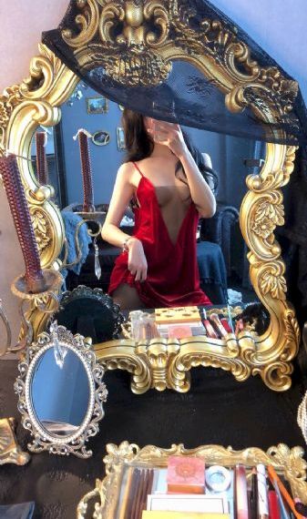 女大学生的沙龙室主演