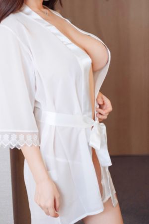 美女扒开尿口让男人捅爽