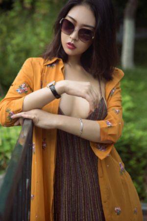 变成黑皮肤女孩和朋友在一起动画